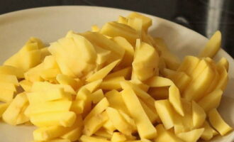 A continuació, talleu les patates a trossos petits.