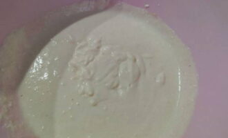 ผสมผลิตภัณฑ์ทั้งหมดด้วยเครื่องปั่นแบบแช่จนได้มวลสีขาวที่เป็นเนื้อเดียวกัน