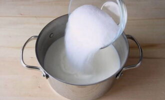 Init ang gatas sa isang kasirola at i-dissolve ang kalahati ng dami ng asukal sa loob nito at pakuluan.