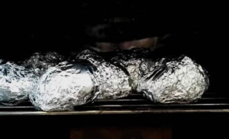 Sätt på ugnen på 180°C. Lägg den förberedda potatisen på ett galler.Grädda den, beroende på storleken på knölarna, från 50 minuter till 1 timme och 20 minuter.