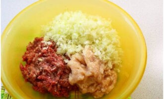Trong một bát sâu, kết hợp thịt băm và hành tây.