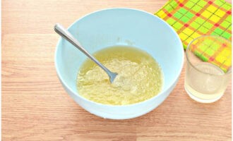 Đổ nước luộc gà ấm vào và trộn mọi thứ lại.