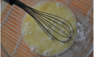 Đối với bột, đánh trứng gà với muối.