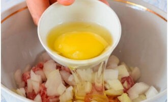 Thêm trứng gà, muối và hạt tiêu vào đây.