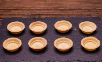 Chúng tôi lấy bánh tartlets ra khỏi bao bì và bày chúng ra.