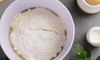 Thêm bột mì đã rây và bột nở.