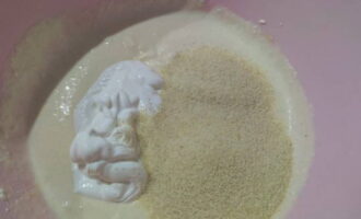 วางครีมเปรี้ยวและเซโมลินาไว้ที่นี่ ผสมให้เข้ากัน