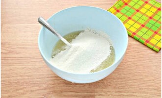 Rây bột vào hỗn hợp lỏng theo từng phần.