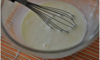 Đổ sữa vào hỗn hợp trứng và khuấy đều.