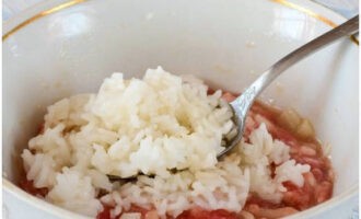Sau đó luộc gạo chín một nửa, lọc qua rây, xả lại bằng nước lạnh rồi cho vào thịt băm. Trộn hỗn hợp cho đến khi tất cả các thành phần được phân bố đều.
