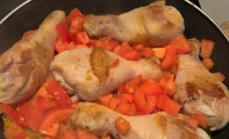 เพิ่มมะเขือเทศลงในไก่สีทอง ผสมและเคี่ยวประมาณ 10 นาที