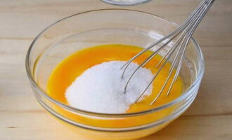Ibuhos ang natitirang asukal at vanillin sa kanila.