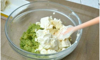 Afegiu el formatge crema i combineu els ingredients.