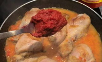 เพิ่มเนื้อหาในกระทะกับมะเขือเทศบด ผสมและปรุงเป็นเวลา 5 นาที