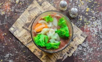 Thêm rau vào nội tạng và cắt nhỏ một lần nữa, thêm muối và hạt tiêu đen.