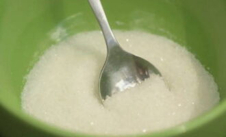 Bây giờ chúng ta hãy chuẩn bị bột. Để làm điều này, hãy trộn đường và một thìa bột mì vào một bát riêng.