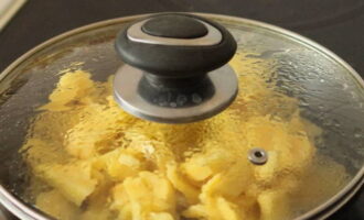 Després d'això, barregeu les patates i cobriu-les amb una tapa.
