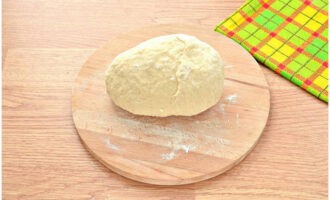 Tiếp theo chúng ta tiến hành nhào thủ công. Tạo thành một khối bột đặc đồng nhất bằng cách nhào trong 20 phút.