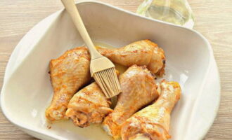 Lutuin ang mga drumstick ng manok sa isang preheated oven sa loob ng 45 minuto sa 180 degrees, pana-panahong pagsisipilyo gamit ang inilabas na taba.