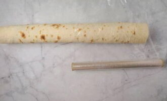 A beáztatott snacket darabokra vágjuk.