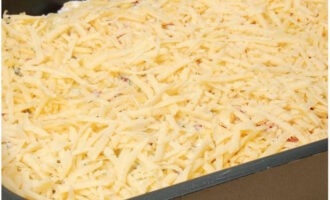 Bôi trơn mọi thứ thật kỹ bằng sốt mayonnaise và phủ phô mai bào lên trên. Tiếp theo, cho vào lò nướng đã được làm nóng trước ở nhiệt độ 180° trong 1 giờ.