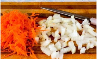 Lúc này, cắt nhỏ phần hành còn lại và bào cà rốt.