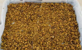 Tegye a tűzálló edényt a 160 fokra előmelegített sütőbe - kb. 40 percig süsse, 10-15 percenként keverje meg a granolát. 