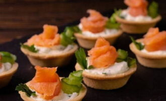 Bánh tart đơn giản và ngon miệng cho bàn ngày lễ đã sẵn sàng! Nếu muốn, trang trí với lá thảo mộc tươi và phục vụ. Chúc ngon miệng!