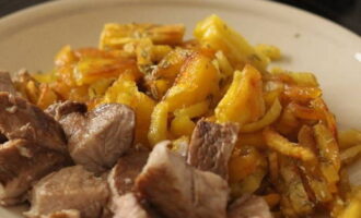 Les patates fregides clàssiques en una paella estan a punt. Serviu a taula!