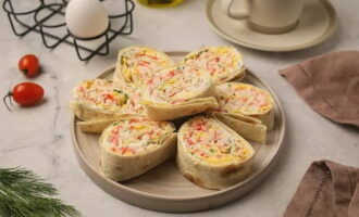 Lavash tekercs rákrudakkal készen áll! Az étel elegánsnak és vonzónak tűnik. Jó étvágyat kívánunk!