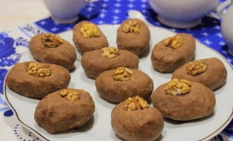 Bánh khoai tây Cookie đã sẵn sàng! Chúng tôi phục vụ và phục vụ tại bàn. Chúc ngon miệng!