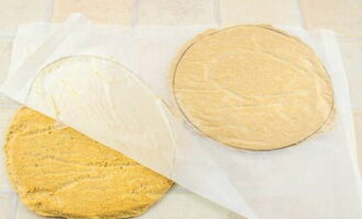 ทำให้เค้กเย็นลงแล้วพลิกกลับ เอากระดาษ parchment ออก