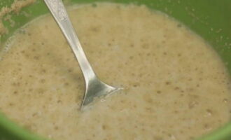 Để bột trong 10-15 phút.