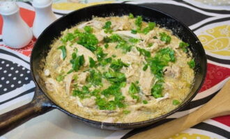 Bày món ăn trực tiếp lên chảo và thưởng thức. Chúc ngon miệng!