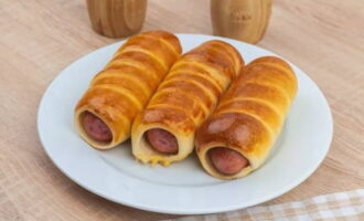 Grädda tills en karakteristisk skorpa bildats, svalna något och servera. Smaklig måltid! 