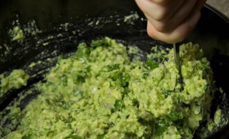 Sốt bơ guacamole được chế biến theo công thức cổ điển, trộn đều và dùng ngay. Chúc ngon miệng!