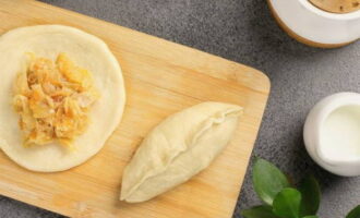 Làm phẳng các miếng bánh thành những chiếc bánh dẹt, thêm nhân vào và bịt kín các cạnh.
