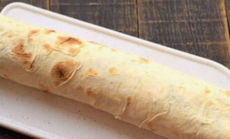 Cán bột thành một cuộn thật chặt và để vào tủ lạnh trước khi dùng.