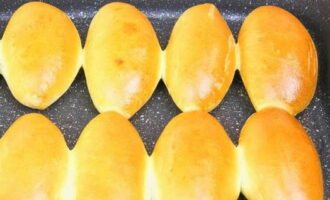 เคลือบพื้นผิวของพายด้วยส่วนผสมของไข่และนม อบประมาณ 30-35 นาทีที่ 180°