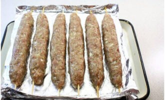 Đặt các miếng bánh lên giá lưới hoặc khay nướng có lót giấy bạc.