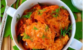 Nhím băm với cơm và nước thịt cho vào chảo đã sẵn sàng. Bạn co thể thử!