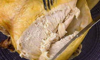 10 minuts abans d'acabar la cocció, raspalleu la carcassa amb oli vegetal. Talleu el pollastre al forn en porcions o serviu sencer. Bona gana!