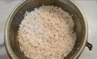 Hur lagar man pilaf hemma med ett klassiskt recept? Häll flingorna på en sil och skölj noga under rinnande vatten, låt rinna av.