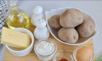 Bánh kếp khoai tây cổ điển rất dễ chế biến trên chảo rán. Đặt các sản phẩm được liệt kê trong danh sách thành phần lên bề mặt làm việc.