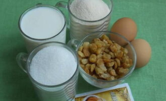 Hogyan főzzünk mannát kefirrel a sütőben a klasszikus recept szerint? A folyamat felgyorsítása és saját kényelme érdekében az alkatrészeket előre elosztjuk poharakban. A mazsolát alaposan mossuk meg, és törölközőn szárítsuk meg.