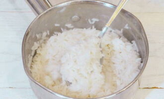 Klassiska köttfärsbullar med ris i stekpanna är väldigt lätta att tillaga. Vi tvättar flingorna och häller det i en kastrull, tillsätt vatten som täcker riset med ett par centimeter och koka upp. Sänk sedan värmen till ett minimum och täck med lock, låt sjuda i 4-5 minuter och häll av överflödig vätska, svalna.