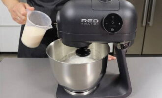Một cuộn meringue cổ điển có thể dễ dàng chuẩn bị ở nhà. Đổ lòng trắng vào tô trộn, thêm muối và chanh vào, tăng dần tốc độ và bắt đầu đánh.