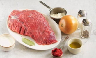Klassisk biffstroganoff med sås i stekpanna är väldigt lätt att tillaga. Lägg alla ingredienser som behövs för att tillaga klassisk nötköttstroganoff på en arbetsyta. Tomatpuré kan ersättas med naturlig tomatjuice.