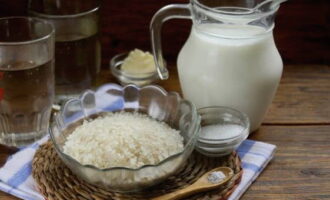 Com cuinar farinetes d'arròs clàssiques en una cassola al foc? Prepararem els productes necessaris segons la llista.