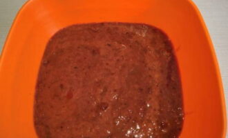 Un pastís de fetge clàssic es pot preparar fàcilment a casa. Rentem i netegem el fetge de pollastre, després el triturem amb una picadora de carn.